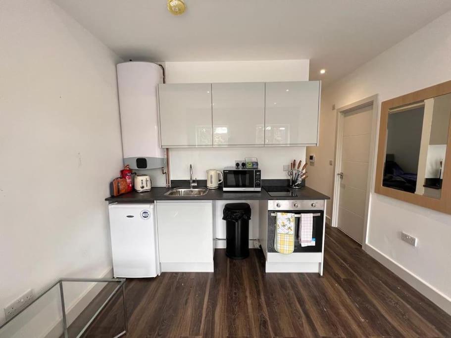 Star London Finchley Road 1-Bed Hideaway Apartment ภายนอก รูปภาพ