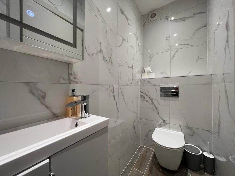 Star London Finchley Road 1-Bed Hideaway Apartment ภายนอก รูปภาพ