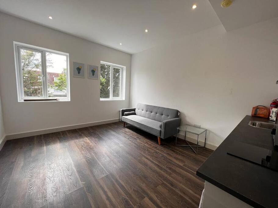 Star London Finchley Road 1-Bed Hideaway Apartment ภายนอก รูปภาพ